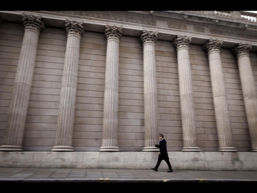 Borsa: Europa chiude a più velocità, Parigi +0,3%, Londra +1,25%