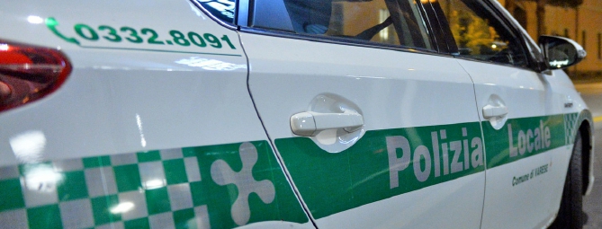 Urla e si spoglia in piazza Monte Grappa: mezzanotte agitata a Varese
