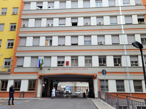 Donna incinta precipita dalla finestra, morto il bambino