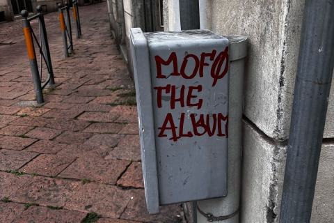 “Mofo The Album”, Varese tappezzata dalle scritte