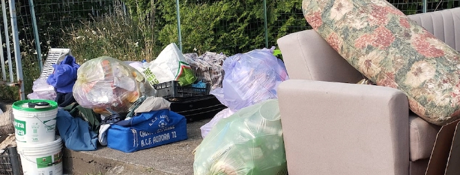 La minidiscarica davanti alle case popolari
