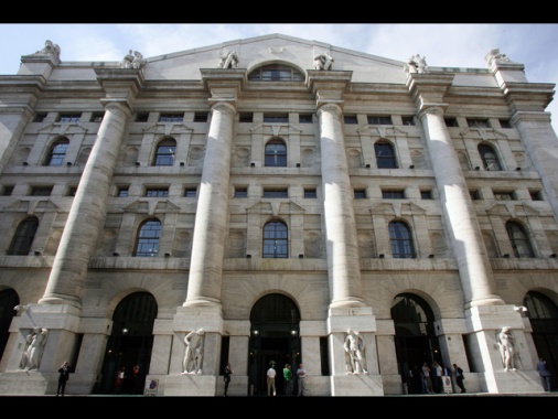 Borsa: Milano chiude in calo (-0,4%), bene Tim, giù Stellantis