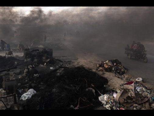 Media, raid Israele vicino a centro aiuti a Gaza, 12 morti