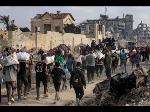 Gaza, 'raid israeliani vicino a 2 centri aiuti, 26 morti