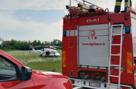 Sbalzato fuori dall’auto che poi gli carambola addosso: è grave