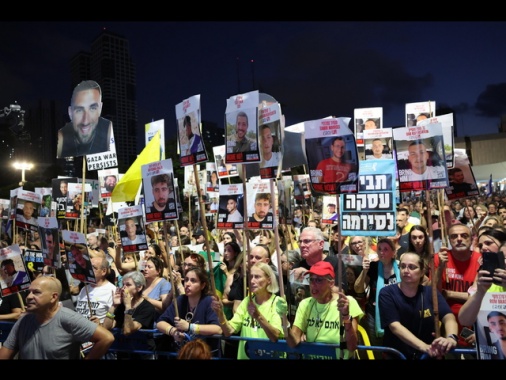 Decine di migliaia in strada a Tel Aviv,chiedono accordo su Gaza