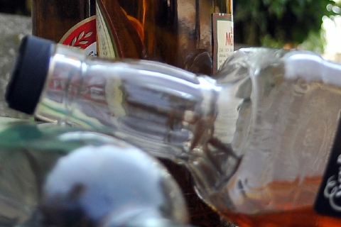 Falsificano documento per far festa coi superalcolici: denunciate