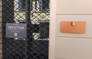 Arona, saracinesche giù: chiude pure il negozio amato da Berlusconi