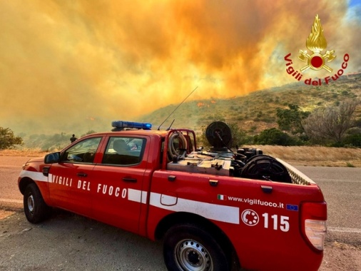 Fiamme a ridosso della spiaggia di Villasimius, bagnanti in fuga