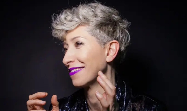 «Far finta di essere sani»: l’eclettica Andrea Mirò interpreta Gaber