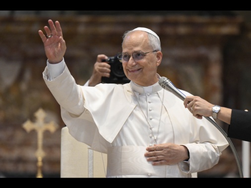 Il Papa a sorpresa a Piazza San Pietro, saluta i giovani