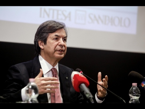 Intesa oltre le attese, utile semestre a 5,2 miliardi