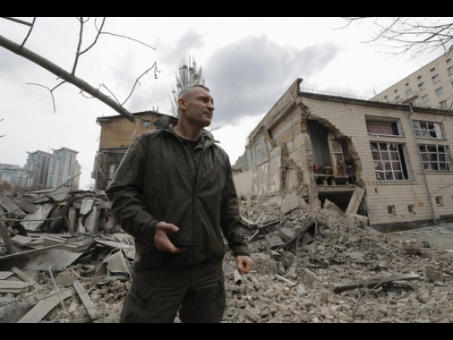Kiev, 'edificio residenziale colpito, si scava sotto le macerie'