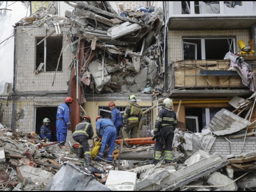 Attacco russo di ieri a Kiev, le vittime sono 27