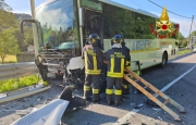 Scontro tra auto e bus: grave un 22enne