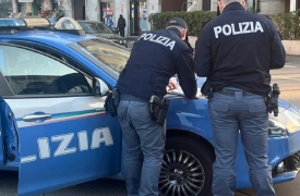Ubriaco, scalzo e a torso nudo aggredisce due poliziotti