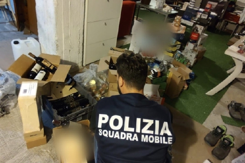 Furti in serie nei magazzini di Esselunga, dipendenti nei guai