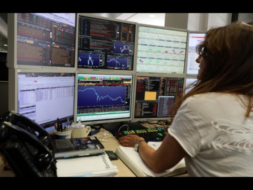 Borsa: Milano piatta (+0,1%), giù Buzzi dopo i conti