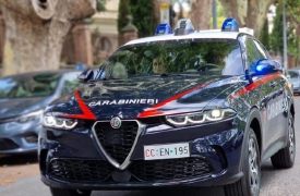 In Maserati con i figli a rubare un profumo