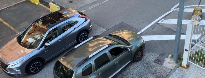 Varese, auto contromano in via Tamagno
