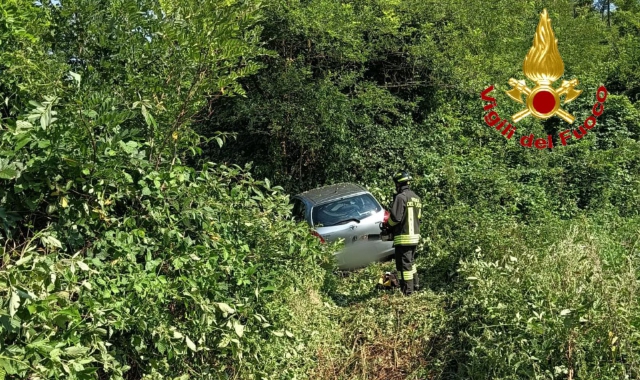 L’auto è finita fuori strada lungo la Provinciale 57