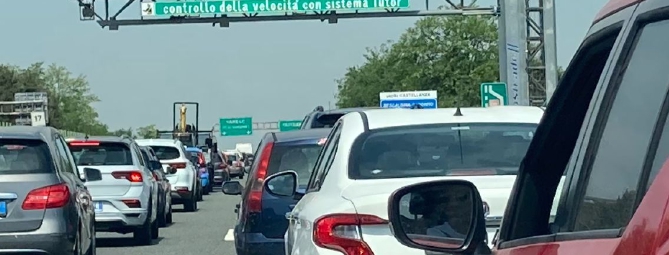 Auto ribaltata sulla A8. Traffico bloccato