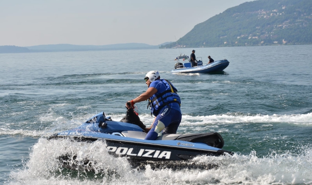 La squadra Acque interne della polizia di Stato ha soccorso i quattro turisti e trainato il mezzo in avaria