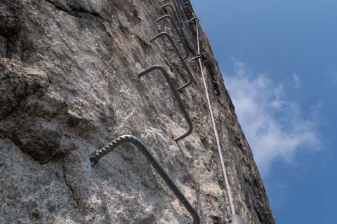 Uomo di 82 anni precipita da una ferrata e muore