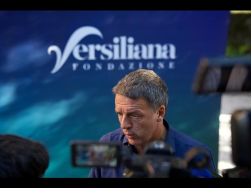 Renzi,così tanta gente in spiaggia che Meloni è andata in Grecia