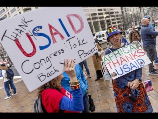 Corte appello autorizza Trump a bloccare fondi all'estero