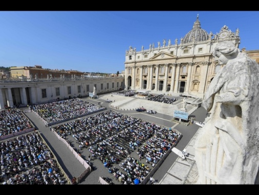Il Papa riceverà associazione pro Lgbt e donne preti