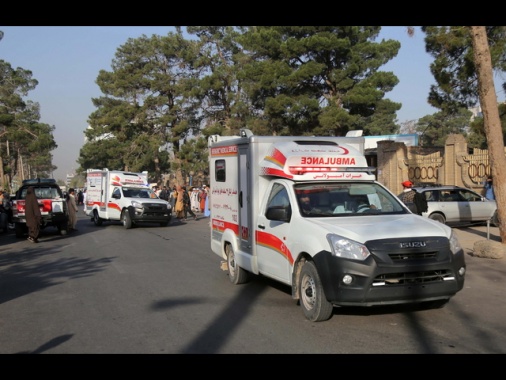 Scontro tra bus e camion in Afghanistan, oltre 50 morti