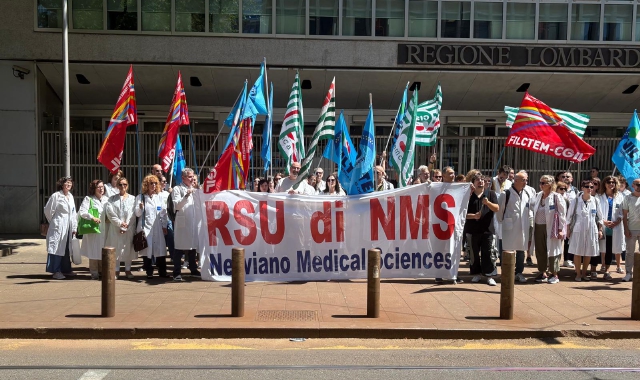 Il presidio dei lavoratori sotto Regione Lombardia