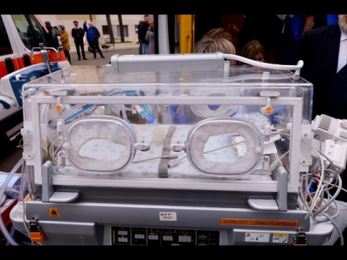 Crisi respiratoria dopo un parto in casa, morta una neonata