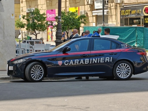Tiene prigioniera in casa una donna per un mese, arrestato