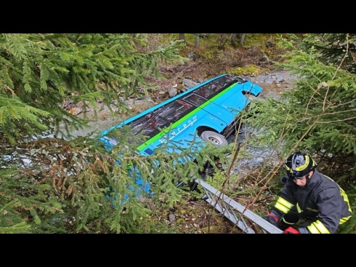 Scuolabus esce di strada e finisce in torrente, 5 feriti