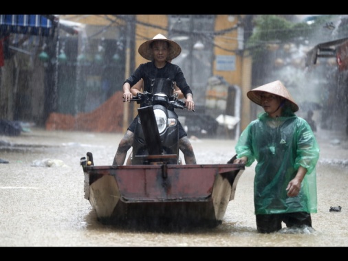 Vietnam, sale a 35 bilancio delle vittime dell'alluvione
