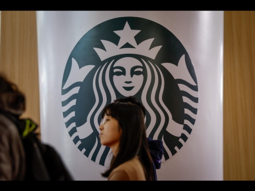 Starbucks cede il controllo della filiale cinese per 4 miliardi