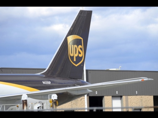 Aereo cargo si schianta negli Usa, almeno 3 morti e 11 feriti