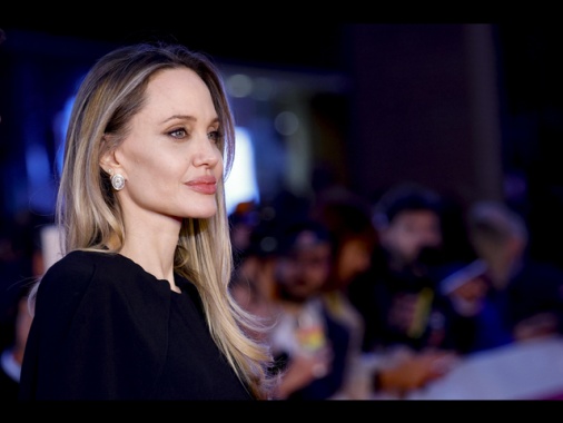 Angelina Jolie a sorpresa a Kherson, visita malati in ospedale