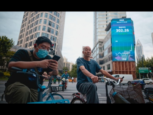 Borsa: Hong Kong negativa, apre a -0,64%