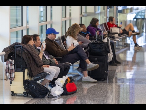 Caos shutdown negli Usa, 800 voli cancellati e 1.200 in ritardo