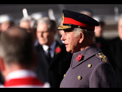Re Carlo III presiede le commemorazioni per i soldati caduti