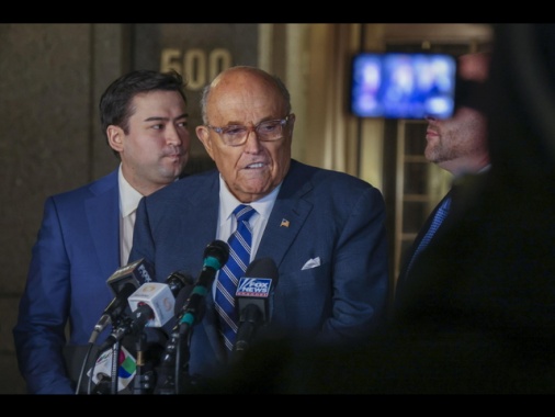 ++ Trump grazia Giuliani e alleati che contestarono voto 2020 ++