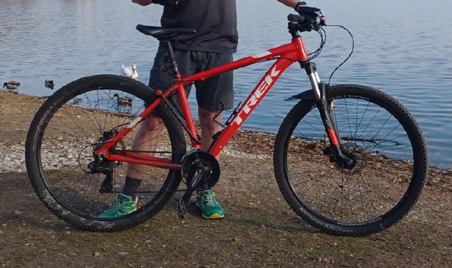 La bici Trek Marlin portata via nelle vicinanze della Coop di Casbeno: un mezzo che per il derubato ha grande valore affettivo