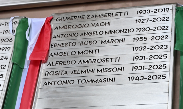 La lapide con gli errori nei nomi di Maroni e Tomassini  (foto Angelo Puricelli)