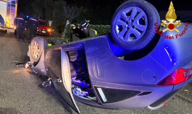 Orino, auto si ribalta: un ferito