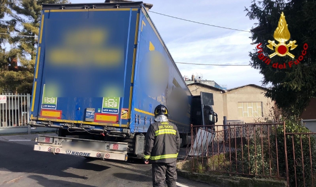 Varese, altro tir incastrato: danni e disagi