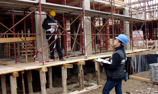 I carabinieri del Nucleo Ispettorato del Lavoro di Verbania hanno eseguito i controlli in quattro cantieri (foto Archivio)