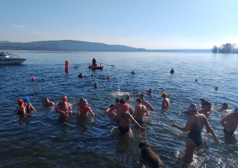 Sessantotto al cimento: in acqua anche due bimbi di 3 e 4 anni